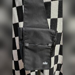 Nike Sportswear Essentials Sling Bag. 
